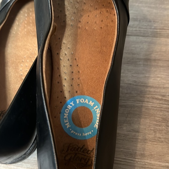 Black Flats-Size 6 - Picture 7 of 8